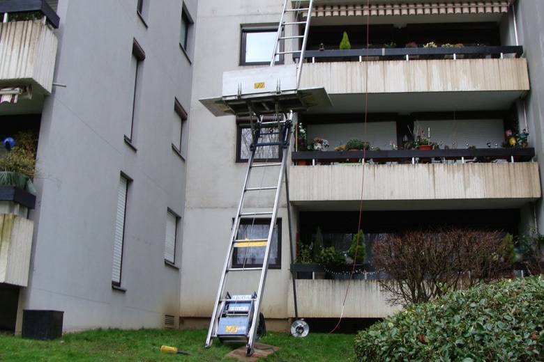 Monte-meubles Delolme installé devant un immeuble