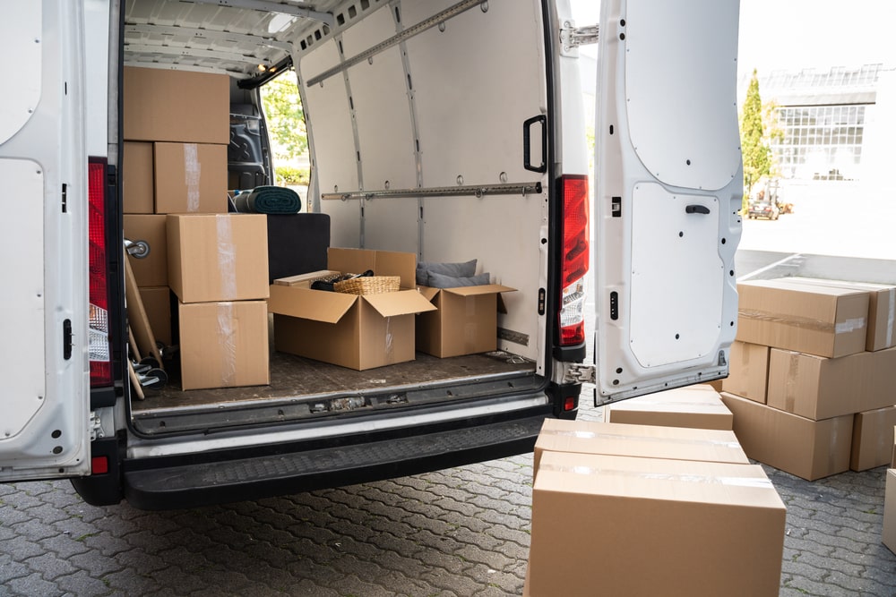 Camion de déménagement avec cartons
